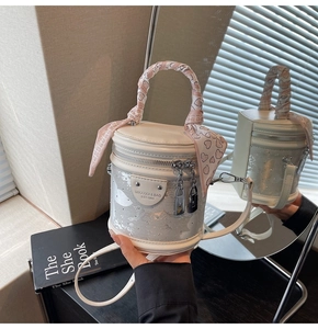 Détail du mini sac seau blanc avec base à paillettes argentées et foulard rose au manche