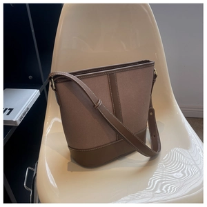 Detailansicht der Beuteltasche aus Canvas und Leder mit Ziernähten und Goldbeschlägen