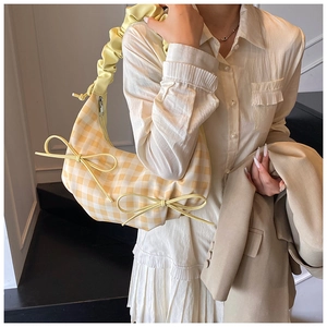 Gelbe Gingham-Tasche in Halbmondform mit Schleifen und gerafftem Schultergurt