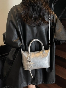 Borsa a mano argento metallizzato plissettata con ciondolo a stella e tracolla