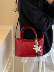 Borsa a mano alla moda in pelle verniciata rossa lucida con ciondoli decorativi