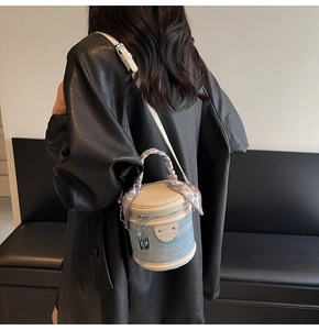 Vue arrière d'un mini sac seau en denim porté par un mannequin avec foulard en soie