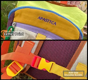 Détail du sac à dos color-block avec lettrage logo et boucle de poitrine antidérapante