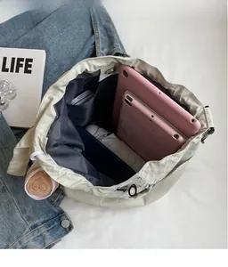 Détail de l'intérieur d'un sac cabas beige montrant sa grande capacité de rangement