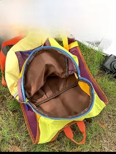 Vue macro de la capacité interne et du tissu en nylon coloré du sac à dos de rando