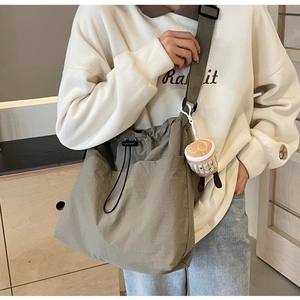 Détail du sac fourre-tout en nylon vert armée avec cordon et pendentif cupcake en peluche