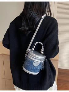 Mini sac seau en jean bleu avec finitions en cuir argenté et foulard en soie porté épaule