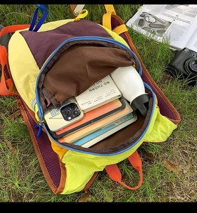 Détail d'un sac à dos coloré sur l'herbe avec un grand espace pour pc et livres