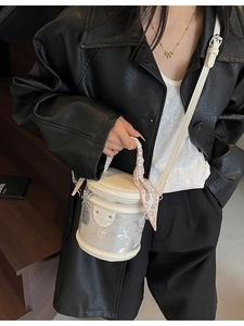 Sac seau beige tendance avec foulard en soie décoratif et logo métallique pour femmes