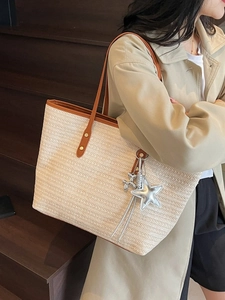 Bohemian Große Stroh Gewebte Tragetasche Für Damen Sommer Strand Urlaub Schultertasche Mit Sternanhänger Und PU Lederbesatz