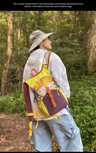 Vue extérieure du sac à dos de randonnée multicolore avec boucles et sangles sur modèle
