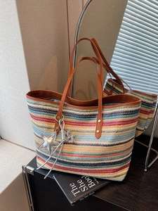 Böhmische große Strohtasche mit bunten Streifen und Lederriemen für den Sommerstrand