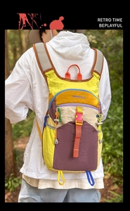 Vue arrière d'un mannequin avec sac à dos de randonnée rétro multicolore et poches