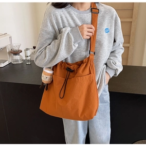 Sac fourre-tout en toile orange caramel avec cordon de serrage et charmant bijou de sac