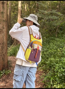Détail du sac à dos de randonnée color-block avec poches latérales et sangles
