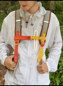 Sangle de poitrine ajustable avec boucles colorées sur un sac à dos de randonnée robuste