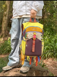 Détail du sac à dos de randonnée avec nylon multicolore et boucles robustes de sport