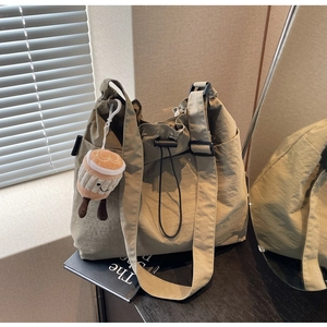 Détail du grand sac cabas en nylon vert olive avec cordon de serrage et breloque
