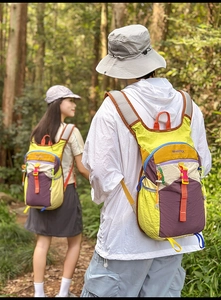 Randonneurs en forêt avec un sac à dos en nylon multicolore pour le sport et le voyage