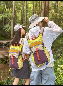 Gros plan du sac à dos de voyage coloré en nylon imperméable avec attaches extérieures