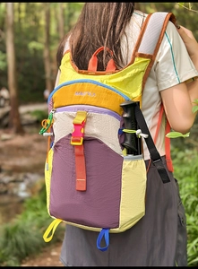 Détail du sac à dos en nylon multicolore avec porte-bâton et équipement de randonnée