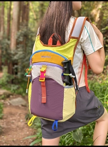 Détail du sac à dos de randonnée coloré avec boucles pour bâtons et tissu en nylon ripstop