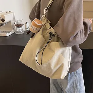 Grand Sac Fourre-Tout en Nylon pour Femmes Mode d'Été Sac à Épaule avec Cordon de Serrage et Charme en Peluche Tasse à Café Sac Bandoulière Décontracté