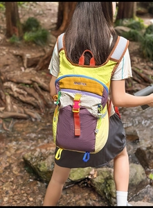 Photo de style plein air d'un sac à dos coloré en patchwork avec boucles réglables