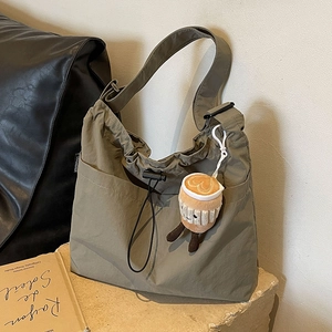 Sac fourre-tout en nylon kaki avec cordon de serrage et charmant porte-clés café