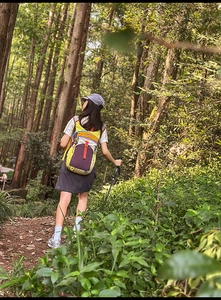Gros plan sur un sac à dos de randonnée léger au design bicolore et équipement de trek