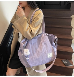 Grand sac cabas en nylon lavande avec pendentif nuage porté en bandoulière