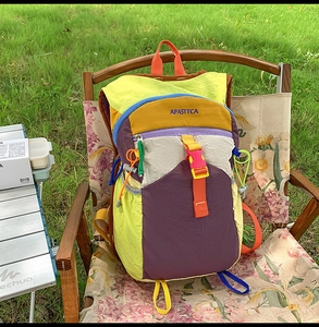 Détail d'un sac à dos extérieur multicolore avec tissu en nylon et sangles à boucles