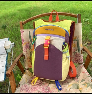 Scène extérieure montrant un sac à dos patchwork coloré sur une chaise pliante