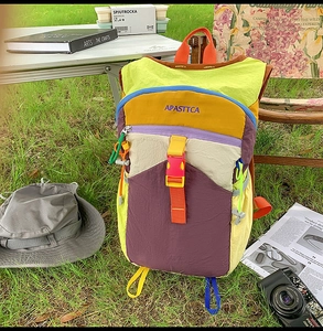 Sac à dos de randonnée avec design color-block éclatant posé sur de l'herbe verte