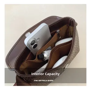 Capacité interne du sac bandoulière tressé marron foncé avec plusieurs compartiments