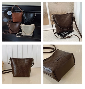 Détail de sacs seaux en cuir tressé en quatre couleurs montrant la texture et les sangles