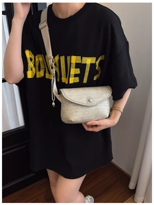 Vue détaillée du sac bandoulière tissé avec boucle assortie et large sangle en toile