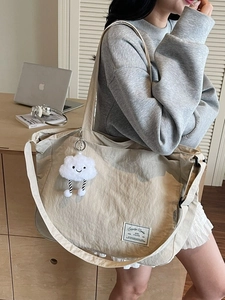 Grand sac de voyage en toile beige avec bandoulière et breloque nuage pour femmes