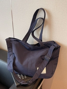 Grand sac de voyage en nylon bleu marine avec bandoulière réglable pour femme