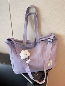 Grand sac de voyage lavande avec bandoulière et pendentif peluche pour le fitness