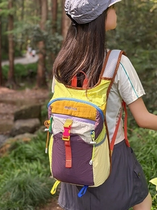 Sac à dos de randonnée extérieur avec panneaux en nylon jaune et violet et boucle de réglage