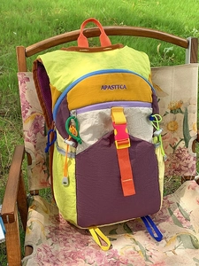 Sac à dos extérieur multicolore pour voyage et sport à grande capacité sur une chaise