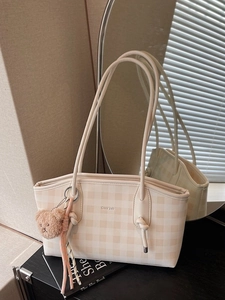 Women Fashion Checkerboard Tote Bag Large Capacity PU Leather Shoulder Underarm Bag With Bear Pendant Grid Pattern Daily
