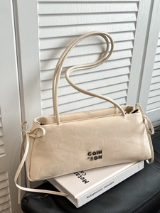 Sac baguette chic en similicuir crème avec logo en métal argenté et nœuds décoratifs