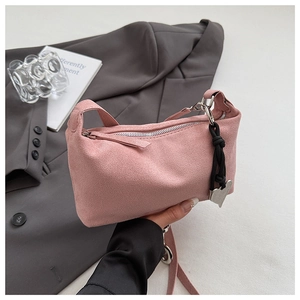 Borsa a tracolla in pelle scamosciata rosa opaco con pendente a cuore e tracolla fine