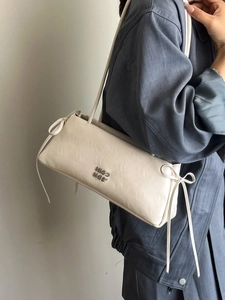 Sac à bandoulière beige chic en cuir plissé avec nœuds latéraux et logo en métal