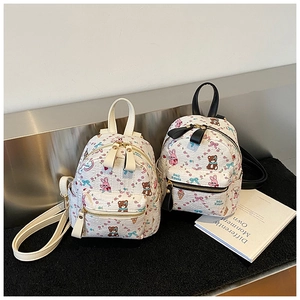 Gros plan sur un mini sac à dos blanc avec des imprimés mignons d'ours et de lapins