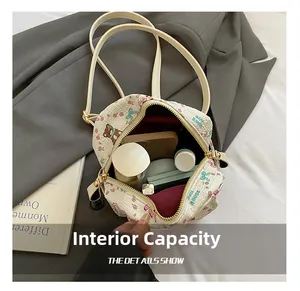 Vue intérieure du mini sac à dos avec rangement pour cosmétiques et doublure velours