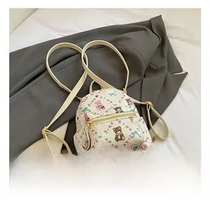 Gros plan détaillé du mini sac à dos crème avec motifs mignons d'ours et de lapins