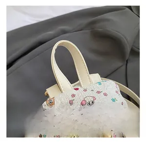 Détail de la poignée et des fermetures éclair dorées sur un sac à dos à fleurs cartoon